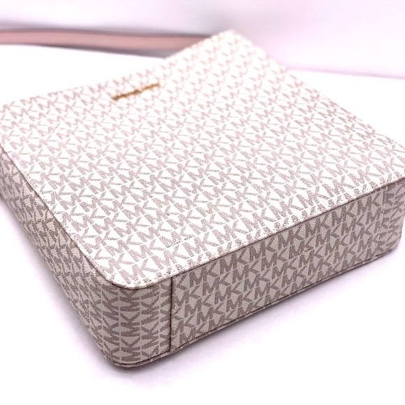 Michael Kors Large Messenger Crossbody Bag
Powder Blush Multi - Picture 6 of 11